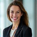 Retrato de Mariana Rodríguez, CEO de SaaS, sonriendo con confianza.