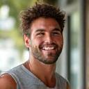 Retrato de Daniel Gómez, fundador de startup de bienestar, energizado.